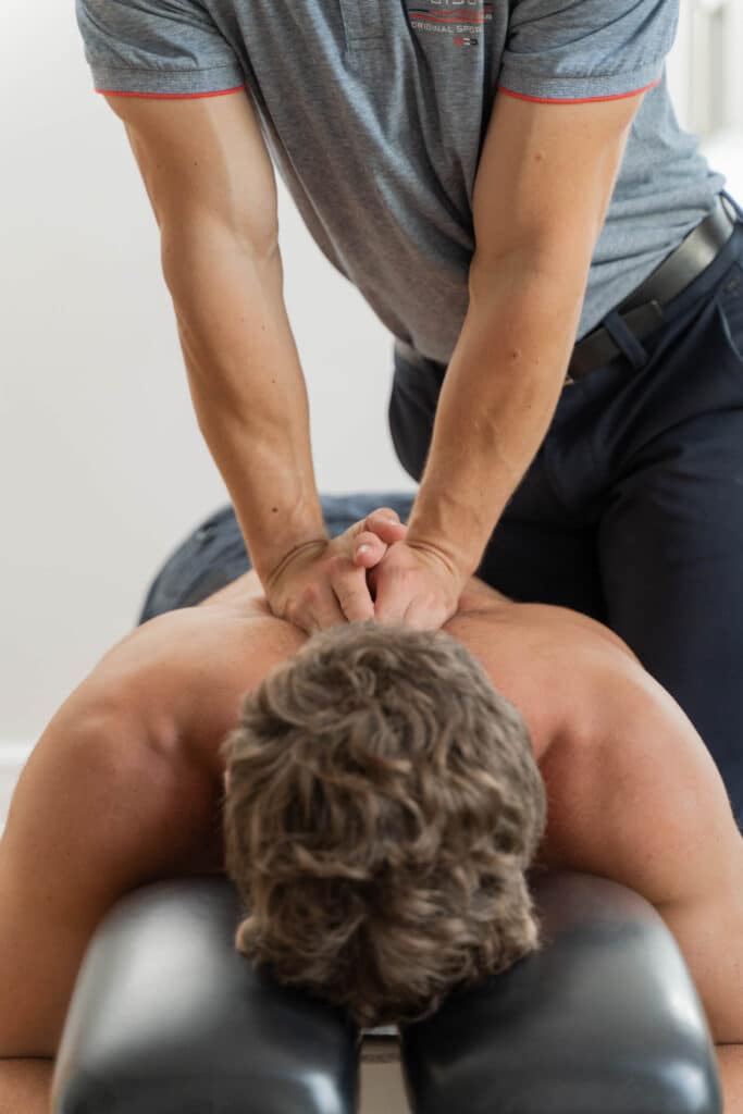 Kiropraktor behandler smerter i ryg med kiropraktik, ledmobiliserende manipulations behandling